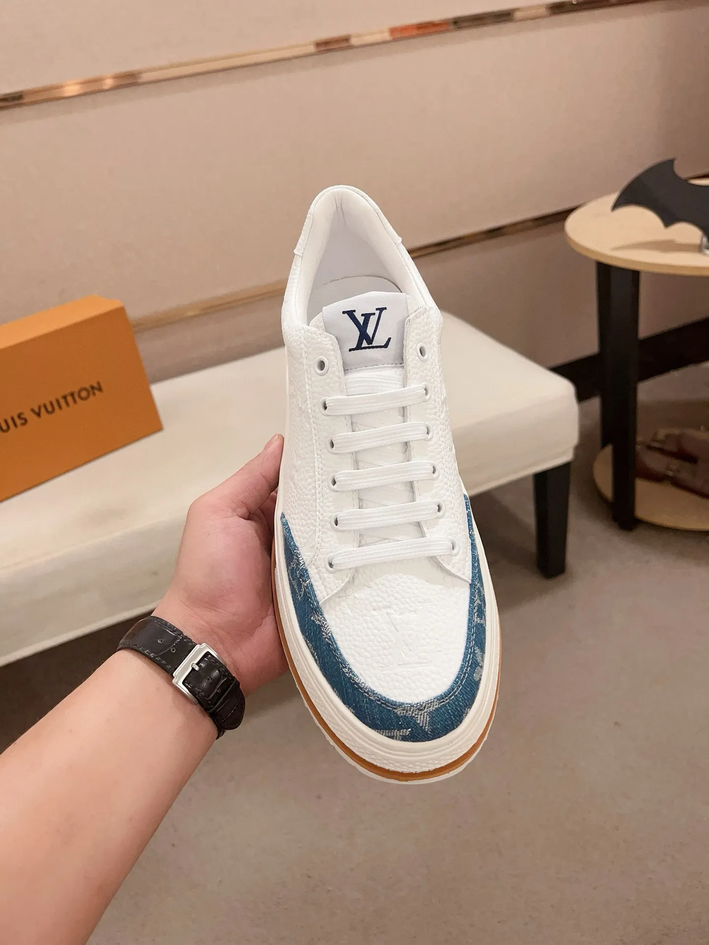 Men's shoes💰 400💰Louis Vuitton (Louis Vuitton/LV) top 🔍🔍 new models are on sale at the same time, the upper 🇮🇹 imported first-layer cowhide from Italy, fully imported sheepskin lining 💪💪, completely 1⃣️ to 1 ⃣️Re-engraved🇮🇹💪💪, ⚠Sole: The original sole is specially provided by the original factory, the exclusive movable molded sole is super comfortable, ⚠The original factory follows the order, 🔍🔍high quality, you can enter and exit the counter at will, welcome to compare⚠. Code number: 38-44. Can be customized for 45 non-refundable!
